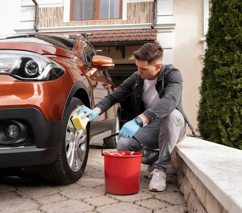Lavage auto à domicile Menetou-Couture : professionnel intervenant sur un véhicule